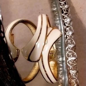 trifari bangle bracelet (light pink & gold)